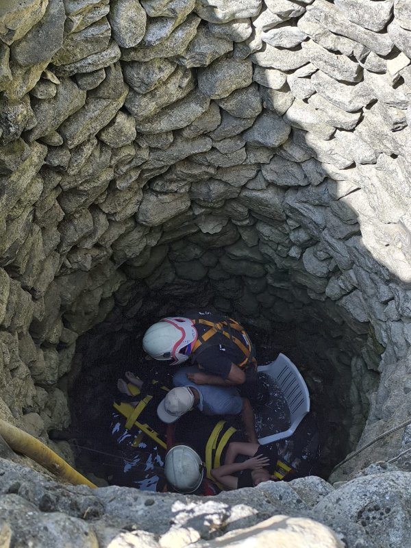 Hatay'da 7 metre derinliğindeki kuyuya düşen kadın kurtarıldı