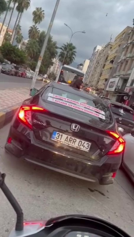 İnternette gördüğü akımla tüm şehre kızının doğum gününü kutlattı