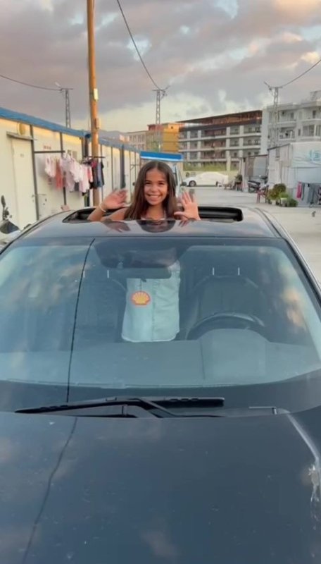 İnternette gördüğü akımla tüm şehre kızının doğum gününü kutlattı