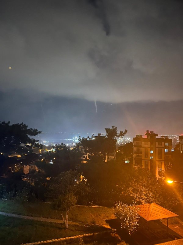 Hatay'da denizde çıkan hortum kameraya yansıdı