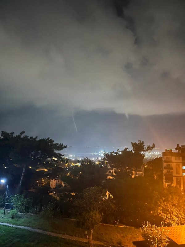 Hatay'da denizde çıkan hortum kameraya yansıdı