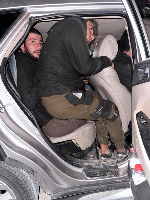 Hatay'da 26 kaçak göçmen yakalandı: 3 tutuklama (Fotoğraflı) Necati İvgin HATAY (İHA) - Hatay genelinde gerçekleştirilen göçmen kaçakçılığı operasyonlarında takibe alınan 3 araçta, 26 kaçak göçmen yakalandı. Olayla ilgili yakalanan 3 şüpheli ise tutuklanarak cezaevine gönderildi. Hatay Emniyet Müdürlüğü ekipleri göçmen kaçakçılığıyla mücadele konusunda çalışmalarını aralıksız sürüyor. Bu çerçevede, takibe alınan 3 araç Antakya-Altınözü-Erzin bağlantı yolları üzerinde durduruldu. Durdurulan 3 araçta yapılan aramada, üzerlerinde herhangi bir tanıtma kartı olmayan ve geçerli oturma izni olmayan 26 göçmen şahıs yakalandı. Olayla ilgili yakalanan şüpheliler; H.H., R.A., M.E.İ. adlı 3 şahıs sevk edildikleri adli makamlarca tutuklanarak cezaevine gönderildi. Yapılan aramalarda tespit edilen 26 göçmen ise işlemlerinin ardından İl Göç İdaresi Müdürlüğü'ne teslim edildi.