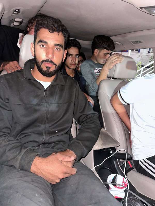 Hatay'da 26 kaçak göçmen yakalandı: 3 tutuklama (Fotoğraflı) Necati İvgin HATAY (İHA) - Hatay genelinde gerçekleştirilen göçmen kaçakçılığı operasyonlarında takibe alınan 3 araçta, 26 kaçak göçmen yakalandı. Olayla ilgili yakalanan 3 şüpheli ise tutuklanarak cezaevine gönderildi. Hatay Emniyet Müdürlüğü ekipleri göçmen kaçakçılığıyla mücadele konusunda çalışmalarını aralıksız sürüyor. Bu çerçevede, takibe alınan 3 araç Antakya-Altınözü-Erzin bağlantı yolları üzerinde durduruldu. Durdurulan 3 araçta yapılan aramada, üzerlerinde herhangi bir tanıtma kartı olmayan ve geçerli oturma izni olmayan 26 göçmen şahıs yakalandı. Olayla ilgili yakalanan şüpheliler; H.H., R.A., M.E.İ. adlı 3 şahıs sevk edildikleri adli makamlarca tutuklanarak cezaevine gönderildi. Yapılan aramalarda tespit edilen 26 göçmen ise işlemlerinin ardından İl Göç İdaresi Müdürlüğü'ne teslim edildi.