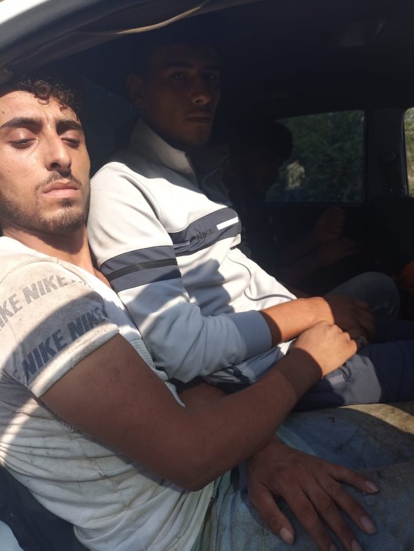 Hatay'da 26 kaçak göçmen yakalandı: 3 tutuklama (Fotoğraflı) Necati İvgin HATAY (İHA) - Hatay genelinde gerçekleştirilen göçmen kaçakçılığı operasyonlarında takibe alınan 3 araçta, 26 kaçak göçmen yakalandı. Olayla ilgili yakalanan 3 şüpheli ise tutuklanarak cezaevine gönderildi. Hatay Emniyet Müdürlüğü ekipleri göçmen kaçakçılığıyla mücadele konusunda çalışmalarını aralıksız sürüyor. Bu çerçevede, takibe alınan 3 araç Antakya-Altınözü-Erzin bağlantı yolları üzerinde durduruldu. Durdurulan 3 araçta yapılan aramada, üzerlerinde herhangi bir tanıtma kartı olmayan ve geçerli oturma izni olmayan 26 göçmen şahıs yakalandı. Olayla ilgili yakalanan şüpheliler; H.H., R.A., M.E.İ. adlı 3 şahıs sevk edildikleri adli makamlarca tutuklanarak cezaevine gönderildi. Yapılan aramalarda tespit edilen 26 göçmen ise işlemlerinin ardından İl Göç İdaresi Müdürlüğü'ne teslim edildi.