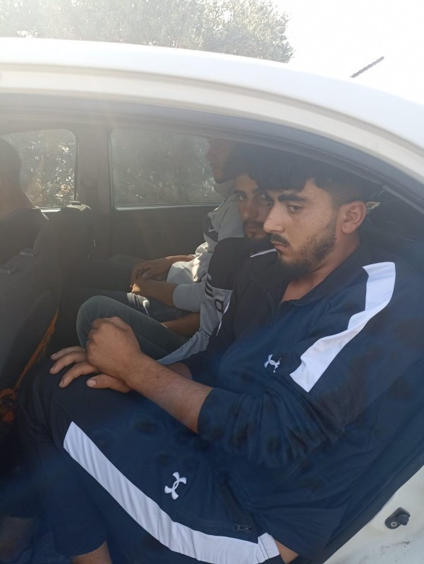 Hatay'da 26 kaçak göçmen yakalandı: 3 tutuklama (Fotoğraflı) Necati İvgin HATAY (İHA) - Hatay genelinde gerçekleştirilen göçmen kaçakçılığı operasyonlarında takibe alınan 3 araçta, 26 kaçak göçmen yakalandı. Olayla ilgili yakalanan 3 şüpheli ise tutuklanarak cezaevine gönderildi. Hatay Emniyet Müdürlüğü ekipleri göçmen kaçakçılığıyla mücadele konusunda çalışmalarını aralıksız sürüyor. Bu çerçevede, takibe alınan 3 araç Antakya-Altınözü-Erzin bağlantı yolları üzerinde durduruldu. Durdurulan 3 araçta yapılan aramada, üzerlerinde herhangi bir tanıtma kartı olmayan ve geçerli oturma izni olmayan 26 göçmen şahıs yakalandı. Olayla ilgili yakalanan şüpheliler; H.H., R.A., M.E.İ. adlı 3 şahıs sevk edildikleri adli makamlarca tutuklanarak cezaevine gönderildi. Yapılan aramalarda tespit edilen 26 göçmen ise işlemlerinin ardından İl Göç İdaresi Müdürlüğü'ne teslim edildi.