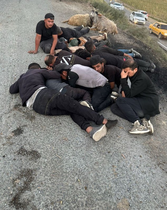Hatay'da 26 kaçak göçmen yakalandı: 3 tutuklama (Fotoğraflı) Necati İvgin HATAY (İHA) - Hatay genelinde gerçekleştirilen göçmen kaçakçılığı operasyonlarında takibe alınan 3 araçta, 26 kaçak göçmen yakalandı. Olayla ilgili yakalanan 3 şüpheli ise tutuklanarak cezaevine gönderildi. Hatay Emniyet Müdürlüğü ekipleri göçmen kaçakçılığıyla mücadele konusunda çalışmalarını aralıksız sürüyor. Bu çerçevede, takibe alınan 3 araç Antakya-Altınözü-Erzin bağlantı yolları üzerinde durduruldu. Durdurulan 3 araçta yapılan aramada, üzerlerinde herhangi bir tanıtma kartı olmayan ve geçerli oturma izni olmayan 26 göçmen şahıs yakalandı. Olayla ilgili yakalanan şüpheliler; H.H., R.A., M.E.İ. adlı 3 şahıs sevk edildikleri adli makamlarca tutuklanarak cezaevine gönderildi. Yapılan aramalarda tespit edilen 26 göçmen ise işlemlerinin ardından İl Göç İdaresi Müdürlüğü'ne teslim edildi.