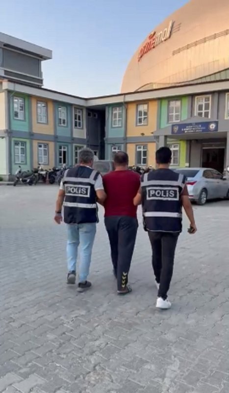 Hatay’da hapis cezası ile aranan 2 kişi yakalandı (Fotoğraflı) Necati İvgin HATAY (İHA) - Hatay'ın Defne ve Dörtyol ilçesinde işledikleri çeşitli suçlar hakkında adli makamlarca verilen hapis cezası bulunan 2 şahıs yakalandı. İl Emniyet Müdürlüğü görevlilerince aranan şahısların yakalanmasına yönelik yapılan çalışmada Dörtyol Numune Evler Mahallesi hastane üstü sokak üzerinde, bina içinde muhafaza altına alınmış olan eşya hakkında hırsızlık suçundan 2 yıl 6 ay hapis cezası ile aranan E.Y., Defne ilçesinde uyuşturucu veya uyarıcı madde ticareti yapma veya sağlama suçundan 4 yıl 2 ay kesinleşmiş hapis cezası ile aranan C.E. adlı şahıslar yakalanarak gözaltına alındı. Adli makamlara sevk edilen şahıslar tutuklanarak ceza evine gönderildi.