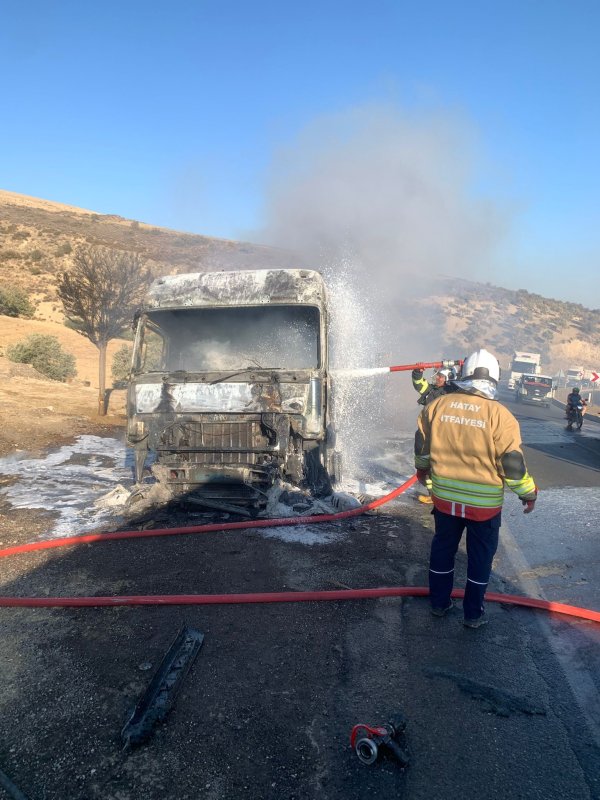 Hatay’da seyir halindeki tır alev alev yandı