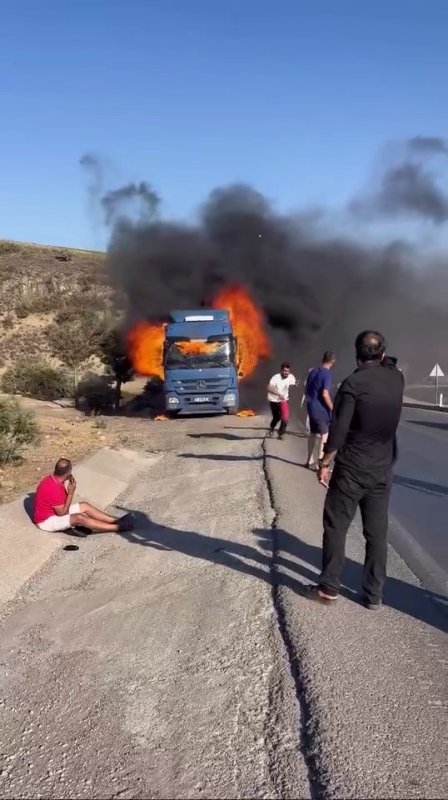 Ekmek teknesi yanan tır sürücüsü göz yaşlarına boğuldu