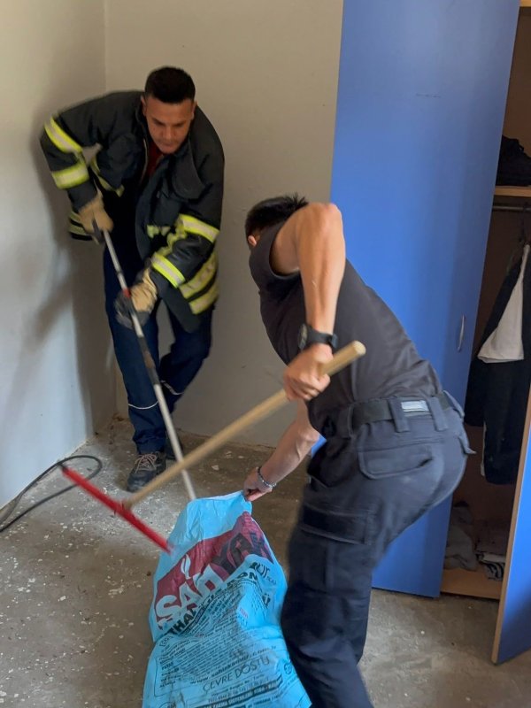 Erzin ve İskenderun'da eve giren yılanları itfaiye yakaladı