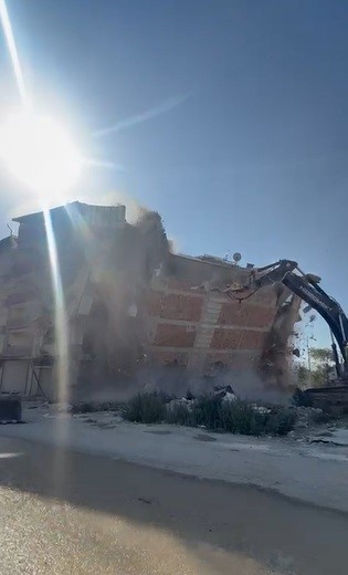 İş makinası, üzerine doğru yıkılan 6 katlı binanın altında kalmaktan saniyelerle kurtuldu (Fotoğraflı) Ramazan İlın HATAY (İHA) - Hatay’ın Defne ilçesinde 6 katlı binanın yıkımının gerçekleştiği esnada iş makinesinin, yıktığı binanın altında kalmaktan saniyelerle kurtulduğu anlar kameraya yansıdı. Kahramanmaraş merkezli depremlerde büyük yıkımın yaşandığı Hatay’da mahkeme süreci tamamlanan binalar yıkılmaya devam ediyor. Depremin vurduğu Defne ilçesi Çekmece Mahallesi’nde mahkeme süreci tamamlanan 6 katlı bina, iş makinesinin darbesiyle kontrollü olarak yıkıldı. 6 katlı binanın kontrollü olarak yıkan iş makinesinin, binanın altında kalmaktan saniyelerle kurtulduğu anlar cep telefonu kamerasıyla an be an görüntülendi. Görüntülerde; iş makinesinin son darbesiyle yıkılan 6 katlı binanın altından kalmaktan son anda kurtulduğu anlar kameraya yansıdı. 6 katlı binanın kontrollü yıkılma sırasında herhangi bir olumsuzluk yaşanmadı.