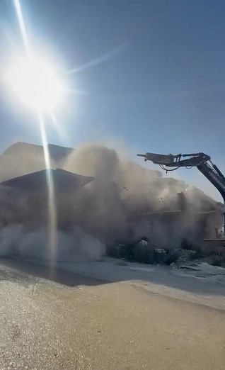 İş makinası, üzerine doğru yıkılan 6 katlı binanın altında kalmaktan saniyelerle kurtuldu (Fotoğraflı) Ramazan İlın HATAY (İHA) - Hatay’ın Defne ilçesinde 6 katlı binanın yıkımının gerçekleştiği esnada iş makinesinin, yıktığı binanın altında kalmaktan saniyelerle kurtulduğu anlar kameraya yansıdı. Kahramanmaraş merkezli depremlerde büyük yıkımın yaşandığı Hatay’da mahkeme süreci tamamlanan binalar yıkılmaya devam ediyor. Depremin vurduğu Defne ilçesi Çekmece Mahallesi’nde mahkeme süreci tamamlanan 6 katlı bina, iş makinesinin darbesiyle kontrollü olarak yıkıldı. 6 katlı binanın kontrollü olarak yıkan iş makinesinin, binanın altında kalmaktan saniyelerle kurtulduğu anlar cep telefonu kamerasıyla an be an görüntülendi. Görüntülerde; iş makinesinin son darbesiyle yıkılan 6 katlı binanın altından kalmaktan son anda kurtulduğu anlar kameraya yansıdı. 6 katlı binanın kontrollü yıkılma sırasında herhangi bir olumsuzluk yaşanmadı.