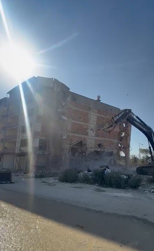 İş makinası, üzerine doğru yıkılan 6 katlı binanın altında kalmaktan saniyelerle kurtuldu (Fotoğraflı) Ramazan İlın HATAY (İHA) - Hatay’ın Defne ilçesinde 6 katlı binanın yıkımının gerçekleştiği esnada iş makinesinin, yıktığı binanın altında kalmaktan saniyelerle kurtulduğu anlar kameraya yansıdı. Kahramanmaraş merkezli depremlerde büyük yıkımın yaşandığı Hatay’da mahkeme süreci tamamlanan binalar yıkılmaya devam ediyor. Depremin vurduğu Defne ilçesi Çekmece Mahallesi’nde mahkeme süreci tamamlanan 6 katlı bina, iş makinesinin darbesiyle kontrollü olarak yıkıldı. 6 katlı binanın kontrollü olarak yıkan iş makinesinin, binanın altında kalmaktan saniyelerle kurtulduğu anlar cep telefonu kamerasıyla an be an görüntülendi. Görüntülerde; iş makinesinin son darbesiyle yıkılan 6 katlı binanın altından kalmaktan son anda kurtulduğu anlar kameraya yansıdı. 6 katlı binanın kontrollü yıkılma sırasında herhangi bir olumsuzluk yaşanmadı.