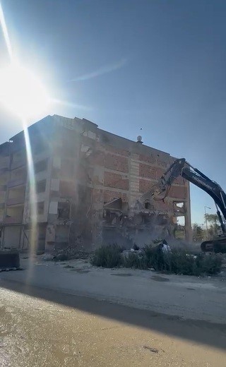 İş makinası, üzerine doğru yıkılan 6 katlı binanın altında kalmaktan saniyelerle kurtuldu (Fotoğraflı) Ramazan İlın HATAY (İHA) - Hatay’ın Defne ilçesinde 6 katlı binanın yıkımının gerçekleştiği esnada iş makinesinin, yıktığı binanın altında kalmaktan saniyelerle kurtulduğu anlar kameraya yansıdı. Kahramanmaraş merkezli depremlerde büyük yıkımın yaşandığı Hatay’da mahkeme süreci tamamlanan binalar yıkılmaya devam ediyor. Depremin vurduğu Defne ilçesi Çekmece Mahallesi’nde mahkeme süreci tamamlanan 6 katlı bina, iş makinesinin darbesiyle kontrollü olarak yıkıldı. 6 katlı binanın kontrollü olarak yıkan iş makinesinin, binanın altında kalmaktan saniyelerle kurtulduğu anlar cep telefonu kamerasıyla an be an görüntülendi. Görüntülerde; iş makinesinin son darbesiyle yıkılan 6 katlı binanın altından kalmaktan son anda kurtulduğu anlar kameraya yansıdı. 6 katlı binanın kontrollü yıkılma sırasında herhangi bir olumsuzluk yaşanmadı.
