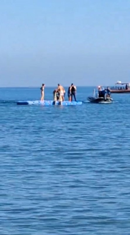 Denizde yüzdüğü esnada beyin kanaması geçiren vatandaşı deniz polisi kurtardı