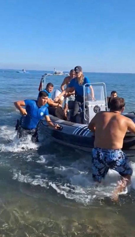 Denizde yüzdüğü esnada beyin kanaması geçiren vatandaşı deniz polisi kurtardı