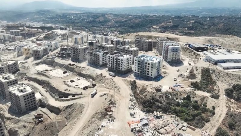 DEFNE’DE DEPREM YARALARI SARILIYOR 