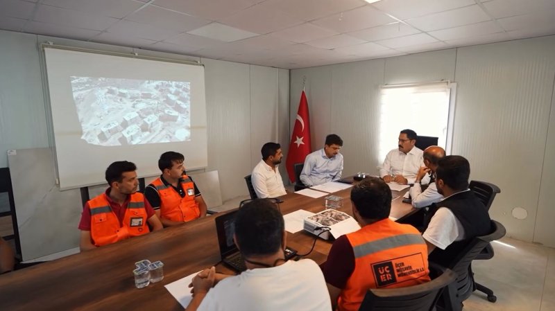 DEFNE’DE DEPREM YARALARI SARILIYOR 