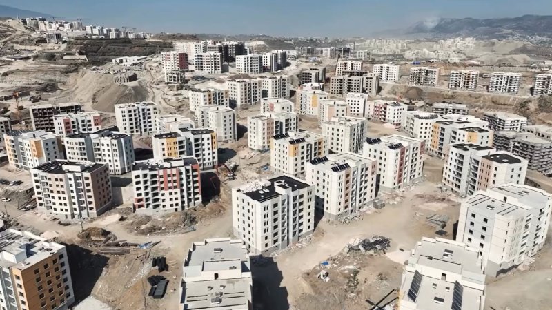 DEFNE’DE DEPREM YARALARI SARILIYOR 