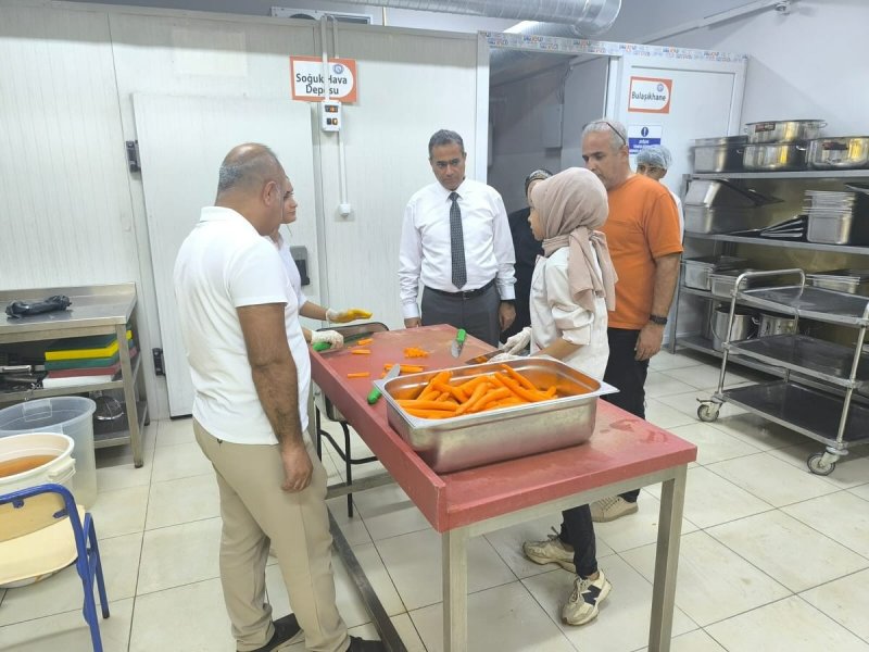 MÜDÜR TECİMEN OKUL YEMEKHANELERİNİ İNCELEDİ