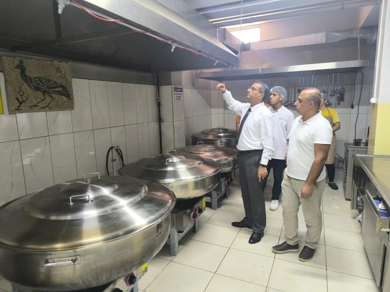 MÜDÜR TECİMEN OKUL YEMEKHANELERİNİ İNCELEDİ