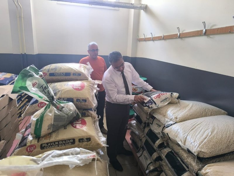 MÜDÜR TECİMEN OKUL YEMEKHANELERİNİ İNCELEDİ