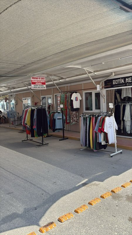 AKBURAK’TAN ŞİMŞEK’E ÇAĞRI: “DEPREM BÖLGESİNDE VERGİ YÜKÜ ERTELENSİN” İYİ Parti İstanbul Milletvekili Burak Akburak, Hazine ve Maliye Bakanı Mehmet Şimşek’e hitaben yaptığı açıklamada, deprem bölgesinde esnafın henüz toparlanamadığını vurgulayarak, yeni vergi düzenlemesinin bölgede uygulanmaması gerektiğini söyledi. “DEPREM SADECE ŞEHİRLERİMİZİ DEĞİL, HAYATLARIMIZI DA YIKTI” Akburak, 6 Şubat 2023’te yaşanan büyük felaketin etkilerinin hâlâ sürdüğünü belirterek, “On binlerce vatandaşımızı kaybettik, yüz binlerce aile evsiz kaldı, kentlerimiz harabeye döndü. Hepimiz gibi sizin de bu büyük felaketten etkilendiğinizi ve bugüne kadar deprem bölgesi için gösterdiğiniz hassasiyeti biliyorum.” ifadelerini kullandı. ANTAKYA’DA ESNAFIN DURUMU KRİTİK Antakya Kardeşlik Çarşısı’nda gördükleri manzaranın yaraların ne kadar derin olduğunu gösterdiğini söyleyen Akburak, esnafın konteyner dükkanlarda ayakta kalma mücadelesi verdiğini dile getirdi. “Terziler, ayakkabı tamircileri, butik sahipleri, oyuncakçılar, züccaciye dükkanları… Hepsi zor şartlarda ayakta kalmaya, evine ekmek götürmeye çalışıyor.” dedi. “GERÇEK USUL VERGİLENDİRME BU DÖNEMDE ADİL DEĞİL” 9 Eylül 2025 tarihli Resmî Gazete’de yayımlanan ve 1 Ocak 2026’da yürürlüğe girecek olan 10380 sayılı Cumhurbaşkanı Kararı ile büyükşehirlerde ve nüfusu 30 bini aşan ilçelerde esnafın basit usulden çıkarılarak gerçek usulde vergilendirileceğini hatırlatan Akburak, “Deprem bölgesinde esnafın henüz dükkanına kavuşamadığı bir ortamda bu düzenlemenin hayata geçirilmesi adaletle, vicdanla ve sosyal devlet anlayışıyla bağdaşmaz.” diyerek tepki gösterdi. “VİCDANİ BİR DEĞERLENDİRME YAPILMALI” Hazine ve Maliye Bakanı Mehmet Şimşek’e çağrıda bulunan Akburak, “Henüz yürürlüğe girmemiş olan bu düzenlemenin deprem bölgesinde uygulanmaması için gerekli talimatı vererek vicdani bir değerlendirme yapılmasını sağlayacağınıza inanıyorum. Bunun sadece bir vergi düzenlemesi değil, yaraları birlikte sarma ve vatandaşımızı ayakta tutma sorumluluğu olduğuna inanıyorum.” dedi.