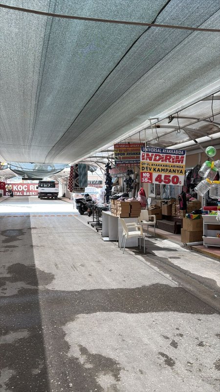 AKBURAK’TAN ŞİMŞEK’E ÇAĞRI: “DEPREM BÖLGESİNDE VERGİ YÜKÜ ERTELENSİN” İYİ Parti İstanbul Milletvekili Burak Akburak, Hazine ve Maliye Bakanı Mehmet Şimşek’e hitaben yaptığı açıklamada, deprem bölgesinde esnafın henüz toparlanamadığını vurgulayarak, yeni vergi düzenlemesinin bölgede uygulanmaması gerektiğini söyledi. “DEPREM SADECE ŞEHİRLERİMİZİ DEĞİL, HAYATLARIMIZI DA YIKTI” Akburak, 6 Şubat 2023’te yaşanan büyük felaketin etkilerinin hâlâ sürdüğünü belirterek, “On binlerce vatandaşımızı kaybettik, yüz binlerce aile evsiz kaldı, kentlerimiz harabeye döndü. Hepimiz gibi sizin de bu büyük felaketten etkilendiğinizi ve bugüne kadar deprem bölgesi için gösterdiğiniz hassasiyeti biliyorum.” ifadelerini kullandı. ANTAKYA’DA ESNAFIN DURUMU KRİTİK Antakya Kardeşlik Çarşısı’nda gördükleri manzaranın yaraların ne kadar derin olduğunu gösterdiğini söyleyen Akburak, esnafın konteyner dükkanlarda ayakta kalma mücadelesi verdiğini dile getirdi. “Terziler, ayakkabı tamircileri, butik sahipleri, oyuncakçılar, züccaciye dükkanları… Hepsi zor şartlarda ayakta kalmaya, evine ekmek götürmeye çalışıyor.” dedi. “GERÇEK USUL VERGİLENDİRME BU DÖNEMDE ADİL DEĞİL” 9 Eylül 2025 tarihli Resmî Gazete’de yayımlanan ve 1 Ocak 2026’da yürürlüğe girecek olan 10380 sayılı Cumhurbaşkanı Kararı ile büyükşehirlerde ve nüfusu 30 bini aşan ilçelerde esnafın basit usulden çıkarılarak gerçek usulde vergilendirileceğini hatırlatan Akburak, “Deprem bölgesinde esnafın henüz dükkanına kavuşamadığı bir ortamda bu düzenlemenin hayata geçirilmesi adaletle, vicdanla ve sosyal devlet anlayışıyla bağdaşmaz.” diyerek tepki gösterdi. “VİCDANİ BİR DEĞERLENDİRME YAPILMALI” Hazine ve Maliye Bakanı Mehmet Şimşek’e çağrıda bulunan Akburak, “Henüz yürürlüğe girmemiş olan bu düzenlemenin deprem bölgesinde uygulanmaması için gerekli talimatı vererek vicdani bir değerlendirme yapılmasını sağlayacağınıza inanıyorum. Bunun sadece bir vergi düzenlemesi değil, yaraları birlikte sarma ve vatandaşımızı ayakta tutma sorumluluğu olduğuna inanıyorum.” dedi.