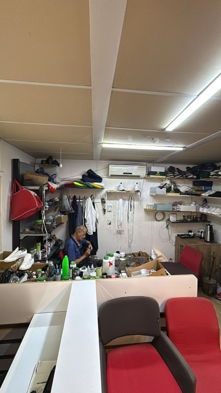 AKBURAK’TAN ŞİMŞEK’E ÇAĞRI: “DEPREM BÖLGESİNDE VERGİ YÜKÜ ERTELENSİN” İYİ Parti İstanbul Milletvekili Burak Akburak, Hazine ve Maliye Bakanı Mehmet Şimşek’e hitaben yaptığı açıklamada, deprem bölgesinde esnafın henüz toparlanamadığını vurgulayarak, yeni vergi düzenlemesinin bölgede uygulanmaması gerektiğini söyledi. “DEPREM SADECE ŞEHİRLERİMİZİ DEĞİL, HAYATLARIMIZI DA YIKTI” Akburak, 6 Şubat 2023’te yaşanan büyük felaketin etkilerinin hâlâ sürdüğünü belirterek, “On binlerce vatandaşımızı kaybettik, yüz binlerce aile evsiz kaldı, kentlerimiz harabeye döndü. Hepimiz gibi sizin de bu büyük felaketten etkilendiğinizi ve bugüne kadar deprem bölgesi için gösterdiğiniz hassasiyeti biliyorum.” ifadelerini kullandı. ANTAKYA’DA ESNAFIN DURUMU KRİTİK Antakya Kardeşlik Çarşısı’nda gördükleri manzaranın yaraların ne kadar derin olduğunu gösterdiğini söyleyen Akburak, esnafın konteyner dükkanlarda ayakta kalma mücadelesi verdiğini dile getirdi. “Terziler, ayakkabı tamircileri, butik sahipleri, oyuncakçılar, züccaciye dükkanları… Hepsi zor şartlarda ayakta kalmaya, evine ekmek götürmeye çalışıyor.” dedi. “GERÇEK USUL VERGİLENDİRME BU DÖNEMDE ADİL DEĞİL” 9 Eylül 2025 tarihli Resmî Gazete’de yayımlanan ve 1 Ocak 2026’da yürürlüğe girecek olan 10380 sayılı Cumhurbaşkanı Kararı ile büyükşehirlerde ve nüfusu 30 bini aşan ilçelerde esnafın basit usulden çıkarılarak gerçek usulde vergilendirileceğini hatırlatan Akburak, “Deprem bölgesinde esnafın henüz dükkanına kavuşamadığı bir ortamda bu düzenlemenin hayata geçirilmesi adaletle, vicdanla ve sosyal devlet anlayışıyla bağdaşmaz.” diyerek tepki gösterdi. “VİCDANİ BİR DEĞERLENDİRME YAPILMALI” Hazine ve Maliye Bakanı Mehmet Şimşek’e çağrıda bulunan Akburak, “Henüz yürürlüğe girmemiş olan bu düzenlemenin deprem bölgesinde uygulanmaması için gerekli talimatı vererek vicdani bir değerlendirme yapılmasını sağlayacağınıza inanıyorum. Bunun sadece bir vergi düzenlemesi değil, yaraları birlikte sarma ve vatandaşımızı ayakta tutma sorumluluğu olduğuna inanıyorum.” dedi.