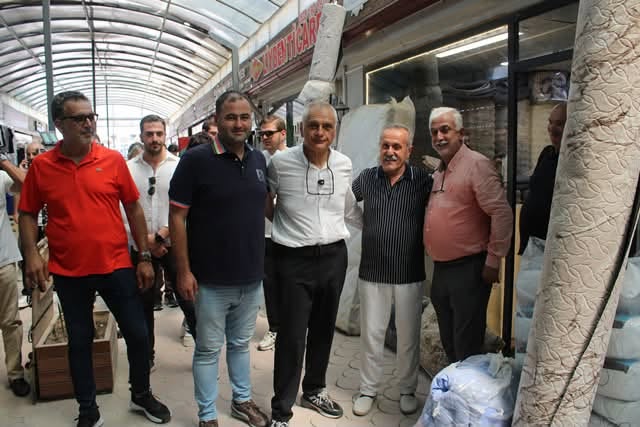 UZUN ÇARŞI ESNAFI BAŞKAN ÇİNÇİN'İ BAĞRINA BASTI