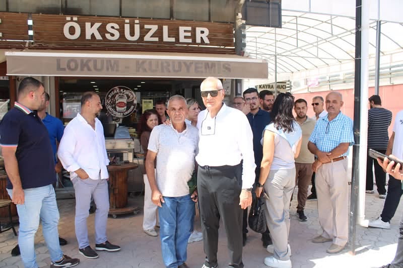 UZUN ÇARŞI ESNAFI BAŞKAN ÇİNÇİN'İ BAĞRINA BASTI