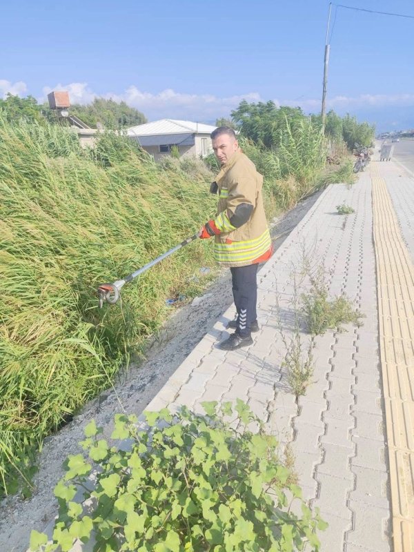Hatay'da yerleşim yerlerine giren yılanlar yakalandı (Fotoğraflı) İlayda Korkmaz HATAY (İHA) - Hatay’ın Samandağ ve İskenderun ilçelerinde yerleşim yerlerinde görülen yılanlar, itfaiye ekiplerinin çalışmasıyla zarar verilmeden yakalanarak doğal yaşam alanlarına bırakıldı. Havaların ısınmasıyla birlikte yerleşim yerlerinde sıklıkla yılanlar görülmeye başlandı. Samandağ ve İskenderun ilçelerinde yerleşim alanlarına giren yılanlar için itfaiye ekipleri harekete geçti. Yılanlar, yapılan müdahalelerle ekiplerin titiz çalışması sonucu güvenli şekilde yakalandı. Yakalanan yılanlar, herhangi bir zarar verilmeden doğal yaşam alanlarına bırakıldı.
