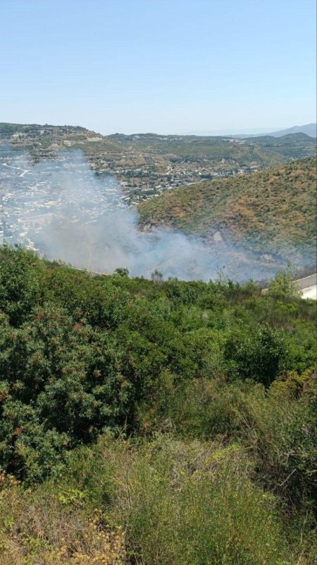 Suriye sınırında çıkan yangına hızlı müdahale (Fotoğraflı) İlayda Korkmaz HATAY (İHA) - Hatay’ın Yayladağı ilçesinde Suriye tarafından gelen orman yangını, Orman Genel Müdürlüğü (OGM) ve Hatay Büyükşehir Belediyesi (HBB) İtfaiye Dairesi Başkanlığı ekiplerinin hızlı ve koordineli müdahalesiyle kontrol altına alındı. Yangın, Yayladağı ilçesinin Güveççi Karakolu Bölgesi’nde meydana geldi. Suriye tarafından gelen alevleri fark eden ekipler, bölgedeki yangına müdahale etmek için kısa sürede teyakkuza geçti. OGM ve HBB İtfaiye Dairesi Başkanlığı ekiplerinin koordineli çalışması sonucu alevler kısa sürede kontrol altına alındı. Yangının ardından bölgede soğutma çalışması gerçekleştirildi.