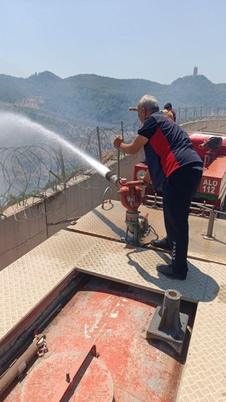 Suriye sınırında çıkan yangına hızlı müdahale (Fotoğraflı) İlayda Korkmaz HATAY (İHA) - Hatay’ın Yayladağı ilçesinde Suriye tarafından gelen orman yangını, Orman Genel Müdürlüğü (OGM) ve Hatay Büyükşehir Belediyesi (HBB) İtfaiye Dairesi Başkanlığı ekiplerinin hızlı ve koordineli müdahalesiyle kontrol altına alındı. Yangın, Yayladağı ilçesinin Güveççi Karakolu Bölgesi’nde meydana geldi. Suriye tarafından gelen alevleri fark eden ekipler, bölgedeki yangına müdahale etmek için kısa sürede teyakkuza geçti. OGM ve HBB İtfaiye Dairesi Başkanlığı ekiplerinin koordineli çalışması sonucu alevler kısa sürede kontrol altına alındı. Yangının ardından bölgede soğutma çalışması gerçekleştirildi.