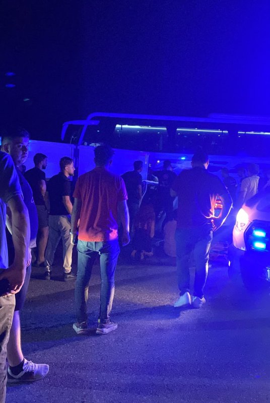 HATAY (İHA) - Hatay’da otomobilin ve yolcu otobüsünün, makaslayan tıra çarpması sonucu yaşanan kazada 1 kişi hayatını kaybetti, 5 kişi yaralandı.