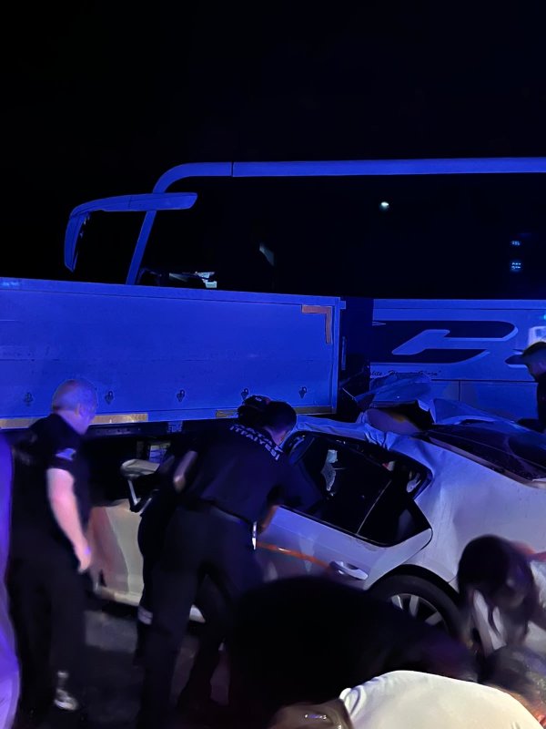Yolcu otobüsü makaslayan tıra çarptı: 1 ölü, 5 yaralı (Fotoğraflı - Görüntülü) Esma Kural HATAY (İHA) - Hatay’da otomobilin ve yolcu otobüsünün, makaslayan tıra çarpması sonucu yaşanan kazada 1 hayatını kaybetti, 5 kişi yaralandı. Kaza; gece saatlerinde Dörtyol-Erzin Otoyolu Kuzuculu Mahallesi mevkiinde yaşandı. Seyir halindeki tır, yaşanan makaslama sonrası yolu kapattı. Aynı istikamette seyir halinde olan CSR Turizm'e ait yolcu otobüsü ve otomobil tıra çarptı. Feci kazada tırın altına giren otomobil hurdaya döndü. Yaralılar olay yerine gelen itfaiye ekiplerine teslim edilerek hastaneye sevk edildi. İlk belirlemelere otomobilde bulunan 1 kişi hayatını kaybetti, 5 kişi yaralandı. Otobüste maddi hasar yaşandı. Yaralıların Dörtyol Devlet Hastanesi’nde tedavisinin sürdüğü öğrenildi. Jandarma ekipleri kazayla ilgili inceleme başlattı.