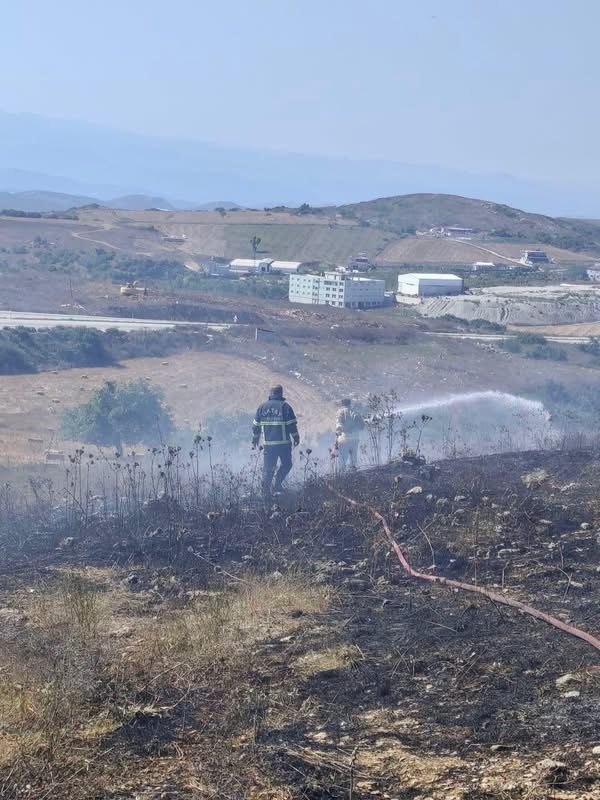 Yayladağı’nda arazi yangını geniş alana yayılmadan söndürüldü (Fotoğraflı) İlayda Korkmaz HATAY (İHA) - Hatay’ın Yayladağı ilçesinde meydana gelen arazi yangını, ekiplerin hızlı müdahalesiyle geniş alana sirayet etmeden kontrol altına alındı. Yangın, Yayladağı ilçesine bağlı Yalaz Mahallesi’nde meydana geldi. Yangının fark edilmesinin ardından bölgeye ekipler sevk edildi. Kısa sürede olay yerine ulaşan ekiplerin müdahalesiyle alevler geniş bir alana yayılmadan kontrol altına alındı. Yangının ardından bölgede soğutma çalışması gerçekleştirildi.