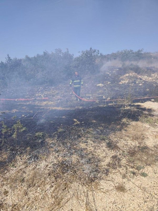 Yayladağı’nda arazi yangını geniş alana yayılmadan söndürüldü (Fotoğraflı) İlayda Korkmaz HATAY (İHA) - Hatay’ın Yayladağı ilçesinde meydana gelen arazi yangını, ekiplerin hızlı müdahalesiyle geniş alana sirayet etmeden kontrol altına alındı. Yangın, Yayladağı ilçesine bağlı Yalaz Mahallesi’nde meydana geldi. Yangının fark edilmesinin ardından bölgeye ekipler sevk edildi. Kısa sürede olay yerine ulaşan ekiplerin müdahalesiyle alevler geniş bir alana yayılmadan kontrol altına alındı. Yangının ardından bölgede soğutma çalışması gerçekleştirildi.