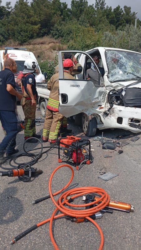 Tırla çarpışan kamyonet hurdaya döndü: 3 yaralı (Fotoğraflı) Ferit Savaş HATAY (İHA) - Hatay'da tırla çarpışarak hurdaya dönen kamyonetteki 3 kişi yaralandı. Kaza, İskenderun ilçesi Akarca Mahallesi'nde yaşandı. Seyir halinde olan kamyonet tırla çarpıştı. Kazada kamyonet hurdaya dönerken araçta sıkışan 3 kişiyi itfaiye ekipleri kurtardı. Yaralı şahıslar ilk müdahalenin ardından hastaneye sevk edildi. Yaralıların hastanede tedavisinin sürdüğü öğrenildi.