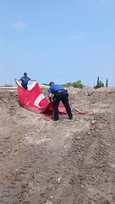 Moloz yığınları arasındaki Türk bayrağını öpüp, başına koyan polis takdir topladı (Fotoğraflı) Ferit Savaş HATAY (İHA) - Hatay'da vatandaşlar tarafından sosyal medyada Türk bayrağının moloz yığını arasında kalarak zarar gördüğünün paylaşılması üzerine harekete geçen polis ekipleri, bayrağı enkaz içerisinden aldılar. Bayrağı topladığı esnada öpüp, başına koyun polis memuruysa takdir topladı. Arsuz ilçesi Nardüzü Mahallesi'nde yıkımı yapılan bir sitenin enkazı içerisinde Türk bayrağının zarar görmüş halde bulunduğunu vatandaşlar sosyal medya üzerinden paylaştı. Görüntüler üzerine Arsuz Emniyet Müdürlüğü ekipleri bölgeye giderek bayrağı bulunduğu yerden adılar. Bayrağı topladığı esnada öpüp başına koyun polis memurunun o anlarıysa kameraya yansıdı. Takdir toplayan görüntüde bayrağı 3 kez öpüp, başına koyan polis memuru bayrağa olan saygısıyla dikkat çekti.
