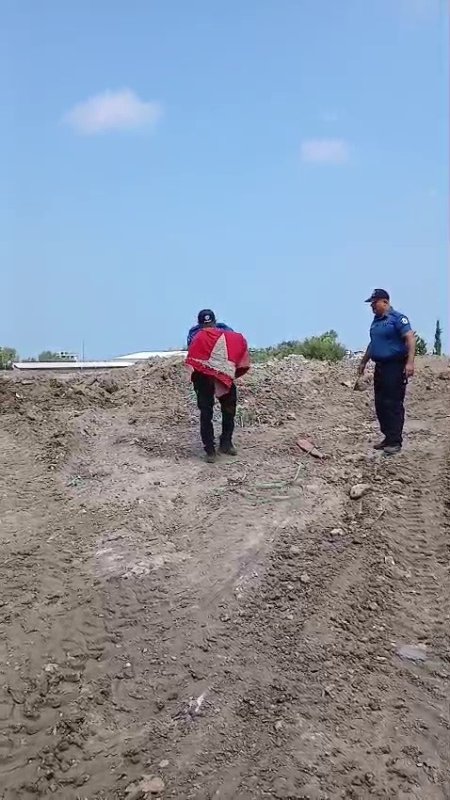 Moloz yığınları arasındaki Türk bayrağını öpüp, başına koyan polis takdir topladı (Fotoğraflı) Ferit Savaş HATAY (İHA) - Hatay'da vatandaşlar tarafından sosyal medyada Türk bayrağının moloz yığını arasında kalarak zarar gördüğünün paylaşılması üzerine harekete geçen polis ekipleri, bayrağı enkaz içerisinden aldılar. Bayrağı topladığı esnada öpüp, başına koyun polis memuruysa takdir topladı. Arsuz ilçesi Nardüzü Mahallesi'nde yıkımı yapılan bir sitenin enkazı içerisinde Türk bayrağının zarar görmüş halde bulunduğunu vatandaşlar sosyal medya üzerinden paylaştı. Görüntüler üzerine Arsuz Emniyet Müdürlüğü ekipleri bölgeye giderek bayrağı bulunduğu yerden adılar. Bayrağı topladığı esnada öpüp başına koyun polis memurunun o anlarıysa kameraya yansıdı. Takdir toplayan görüntüde bayrağı 3 kez öpüp, başına koyan polis memuru bayrağa olan saygısıyla dikkat çekti.