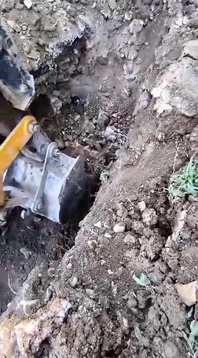 Alt yapı çalışmaları esnasında kepçeyle kazı yapılırken mozaik bulundu - Mahalle Sakini Yorgundağ, "Mahallemizde daha önce böyle bir olay yaşanmadı şaşırdık açıkçası" (Fotoğraflı) Ahmet Arslan HATAY (İHA) - Hatay'da ekiplerin kepçeyle yürüttüğü alt yapı çalışmaları esnasında bir bahçede mozaik buluntusu çıktı. Bölgede güvenlik önlemi alınırken, müze ekipleri eserin çıkartılmasıyla ilgili çalışma başlattı. Reyhanlı ilçesi Davutpaşa Mahallesi'nde alt yapı çalışmalarını sürdüren ekipler Yakup İmran'a ait bahçede yerin 1 buçuk metre altında kepçeyle kazı yaparken mozaik buluntusuna rastladılar. Durumun fark edilmesi üzerine ekipler konuyu jandarma ekiplerine bildirdiler. Jandarma bölgeye gelerek güvenlik önlemi alırken müze müdürlüğü ekipleri de tarihi eser olduğu belirlenen mozaiğin çıkartılması ve tarihinin belirlenmesi için çalışma başlattı. Bahçe sahibi Yakup İmran, geçmişte bahçesine ağaç diktiğini fakat herhangi bir buluntuya rastlamadığını söyledi. "Benim bahçemde kanalizasyon çalışması yapılırken mozaik çıktığını söylediler" Bahçe sahibi Yakup İmran, kazı çalışmaları esnasında mozaik çıktığını söyleyerek "Burası Davutpaşa Mahallesi. Benim bahçemde kanalizasyon çalışması yapılırken mozaik çıktığını söylediler. Tarihiyle ilgili bir bilgi yok. Daha önce de ben ektiğimde tarihi eserler çıktığını bilmiyordum, önem vermedim. Dut ve ağaç dikip, toprak doldurup üzerine gittim. Kazmayla 30 santim kazıp, ağaçları ektim. Devletimiz bilir her şeyin iyisini" dedi. "Mozaik çıktı ve çevresi örme duvar, tarihinin 1500 yıllık olduğu söyleniyor" Bölgede yürütülen çalışmalar esnasında örme duvarla çevrili alanda mozaik çıktığını ifade eden Abdullah Yorgundağ "Ekipler alt yapı çalışması için gelmişti. Evimizin yanında kazı yaptıkları esnada tarihi eser buldular. Jandarmayı aradılar ve bölgede güvenlik önlemi aldılar. Müze personeli arkadaşlar çalışmalara devam ediyorlar. İlk kez mahallemizde böyle bir tarihi eser çıktı. Mozaik çıktı ve çevresi örme duvar, tarihinin 1500 yıllık olduğu söyleniyor. Mahallemizde daha önce böyle bir olay yaşanmadı şaşırdık açıkçası" dedi.