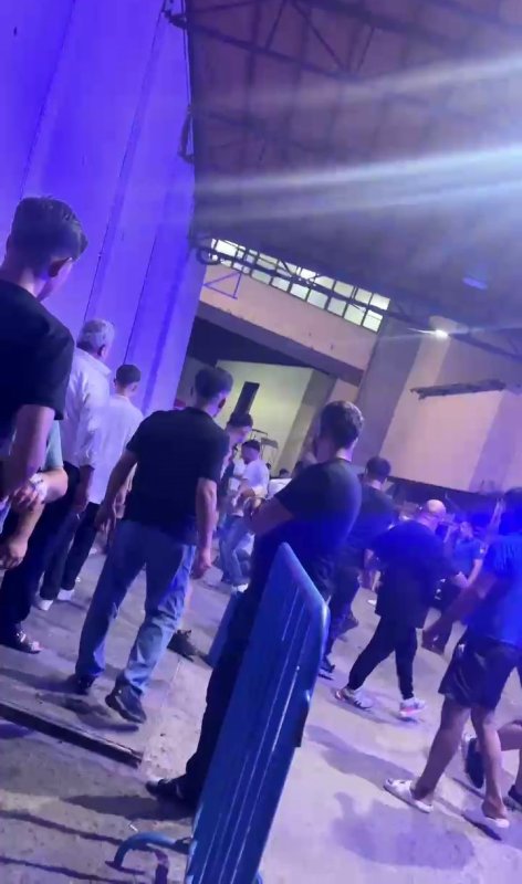 Acil servis önünde yaşanan kavga paniğe neden oldu (Fotoğraflı) Neslihan Zerenli HATAY (İHA) - Hatay'da devlet hastanesinin acil servisi önünde 2 grup arasında yaşanan kavga paniğe neden oldu. Kavga, çevredeki vatandaşların ve güvenlik görevlilerinin müdahalesiyle son buldu. Olay; gece saatlerinde İskenderun Devlet Hastanesi acil servisi önünde yaşandı. Acil servis önünde gece saatlerinde 2 grup arasında kavga yaşandı. Kısa sürede büyüyen kavgada tekmeler ve yumruklar havada uçuşurken hastane önündeki vatandaşlar panik yaşadı. Kameraya yansıyan kavgada 2 grup, çevredeki vatandaşların ve güvenlik görevlilerinin müdahalesiyle ayrıldı. Olayda hafif yaralananlar olurken kavga anı güvenlik kamerasına yansıdı.