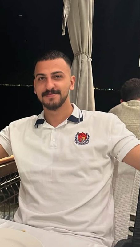 Trafik kazasında hayatını kaybeden 24 yaşındaki genç son yolcuğuna uğurlandı (Fotoğraflı) Neslihan Zerenli HATAY (İHA) - Hatay'da tır, otomobil ve yolcu otobüsünün karıştığı trafik kazasında hayatını kaybeden 24 yaşındaki Mert Aysüt'ün cenazesi gözyaşlarıyla defnedildi. Kaza, Dörtyol-Erzin Otoyolu'nun Kuzuculu Mahallesi mevkiinde meydana geldi. Edinilen bilgilere göre, Ö.Ö. idaresindeki 60 AHU 248 plakalı tır, makaslama yapması nedeniyle sürücüsünün kontrolünden çıktı. Bu sırada aynı istikamette ilerleyen K.S. yönetimindeki Hatay CSR Seyahat'e ait 31 R 0242 plakalı yolcu otobüsü ve Mert Aysüt yönetimindeki 31 AHR 776 plakalı otomobil, kontrolden çıkan tırın dorsesine çarptı. Feci kazada otomobil sürücüsü 24 yaşındaki Mert Aysüt ile araçta bulunan 29 yaşındaki Ahmet Baran Çapar hayatını kaybetti; Ecem B., Çağla U., Derya Ö. ve İbrahim Y. ise yaralandı. Yaralılardan Ecem B.'nin Dörtyol Devlet Hastanesi'nde tedavisinin sürdüğü öğrenilirken, Çağla U., Derya Ö. ve İbrahim Y.'nin ise tedavilerinin ardından taburcu edildiği belirtildi. Kazada yaşamını yitiren 29 yaşındaki Ahmet Baran Çapar'ın cenazesinin ise İskenderun Çankaya Mahallesi Mezarlığı'nda toprağa verildiği bildirildi. Kazada yaşamını yitiren 24 yaşındaki Mert Aysüt için Karaağaç Konarlı Mahalle Mezarlığı'nda cenaze töreni düzenlendi. Törene Aysüt'ün ailesi, yakınları ve mahalle sakinleri katıldı. Genç adamın cenazesi, kılınan cenaze namazının ardından dualarla toprağa verildi.