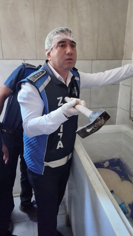 Fare dışkısından ve böcekten geçilmeyen fırındaki dondurucudan paslı keser çıktı
