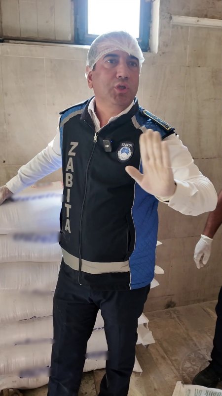 Fare dışkısından ve böcekten geçilmeyen fırındaki dondurucudan paslı keser çıktı