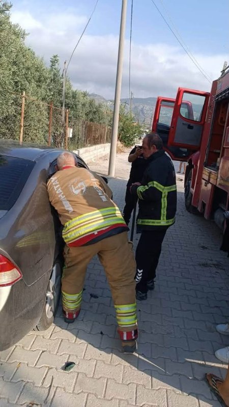 Samandağ’da araçta kilitli kalan çocuk kurtarıldı (Fotoğraflı) İlayda Korkmaz HATAY (İHA) - Hatay’ın Samandağ ilçesinde araç içerisinde kilitli kalan çocuk, itfaiye ekiplerinin çalışmasıyla güvenli şekilde kurtarılarak ailesine teslim edildi. Olay, Samandağ ilçesine bağlı Atatürk Mahallesi’nde meydana geldi. Araç içerisinde çocuğun kilitli kaldığı ihbarı üzerine bölgeye ekipler sevk edildi. Olay yerine ulaşan ekiplerin titiz çalışması sonucunda araç içerisindeki çocuk güvenli şekilde kurtarıldı. Çocuk, ekipler tarafından ailesine teslim edildi.
