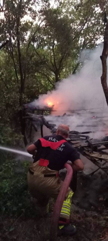 Samandağ’da bahçe yangını kontrol altına alındı (Fotoğraflı) İlayda Korkmaz HATAY (İHA) - Hatay’ın Samandağ ilçesinde çıkan bahçe yangını, itfaiye ekiplerinin hızlı müdahalesiyle geniş alana sirayet etmeden kontrol altına alındı. Yangın, Samandağ ilçesine bağlı Tomruksuyu Mahallesi’nde meydana geldi. Bahçeden alevlerin yükseldiğinin ihbarı üzerine bölgeye itfaiye ekipleri sevk edildi. Ekiplerin hızlı müdahalesiyle yangın kısa sürede kontrol altına alınırken, olay yerinde soğutma çalışması gerçekleştirildi.