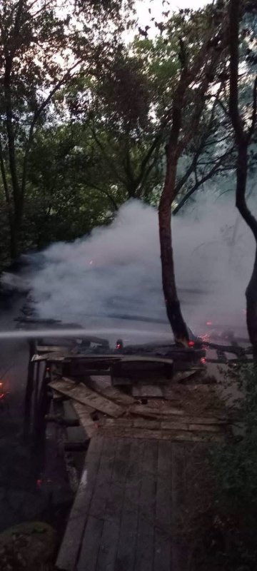 Samandağ’da bahçe yangını kontrol altına alındı (Fotoğraflı) İlayda Korkmaz HATAY (İHA) - Hatay’ın Samandağ ilçesinde çıkan bahçe yangını, itfaiye ekiplerinin hızlı müdahalesiyle geniş alana sirayet etmeden kontrol altına alındı. Yangın, Samandağ ilçesine bağlı Tomruksuyu Mahallesi’nde meydana geldi. Bahçeden alevlerin yükseldiğinin ihbarı üzerine bölgeye itfaiye ekipleri sevk edildi. Ekiplerin hızlı müdahalesiyle yangın kısa sürede kontrol altına alınırken, olay yerinde soğutma çalışması gerçekleştirildi.