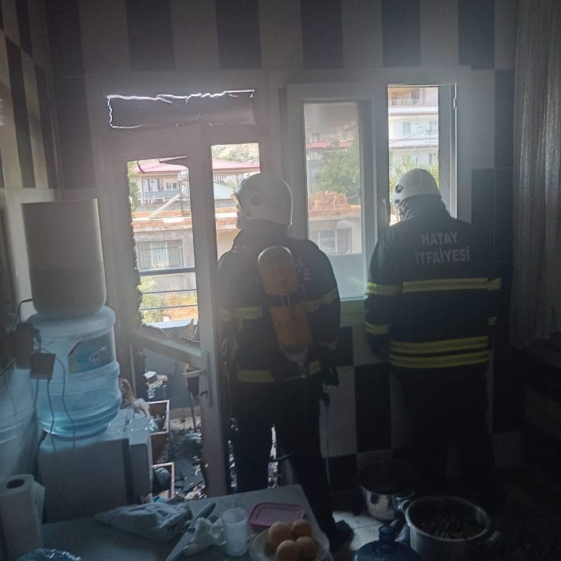 Hassa’da ev yangını büyümeden kontrol altına alındı (Fotoğraflı) İlayda Korkmaz HATAY (İHA) - Hatay’ın Hassa ilçesinde çıkan ev yangını, itfaiye ekiplerinin hızlı müdahalesiyle büyümeden kontrol altına alındı. Yangın, Hassa ilçesine bağlı Yolçatı Mahallesi’nde bulunan müstakil evde meydana geldi. İhbar üzerine bölgeye itfaiye ekipleri sevk edildi. Ekiplerin hızlı müdahalesiyle yangın kısa sürede kontrol altına alınırken, olay yerinde gerekli emniyet tedbirleri sağlandı. Yangında ev zarar gördü.